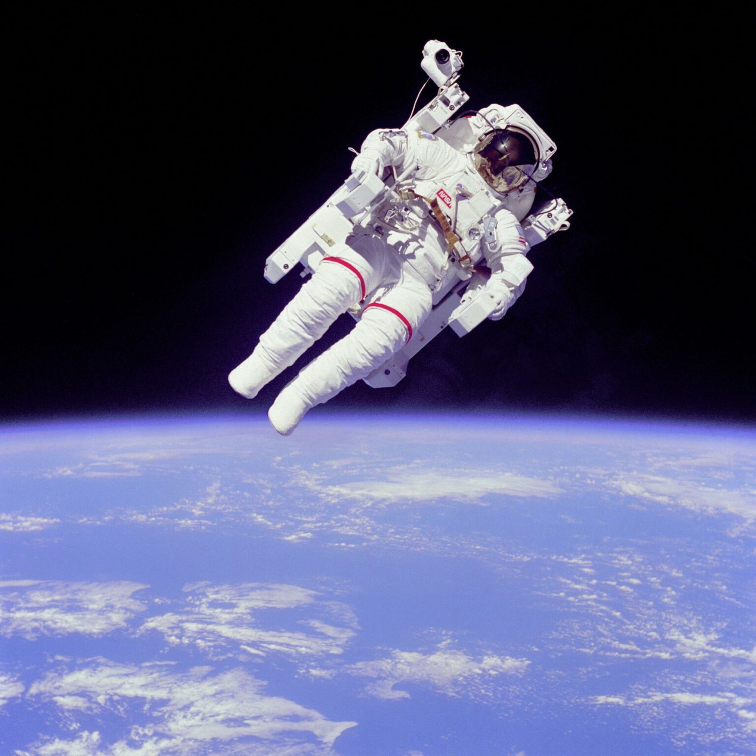 https://dev.universemagazine.com/wp-content/uploads/2021/08/Bruce_McCandless_II_during_EVA_in_1984-scaled.jpg