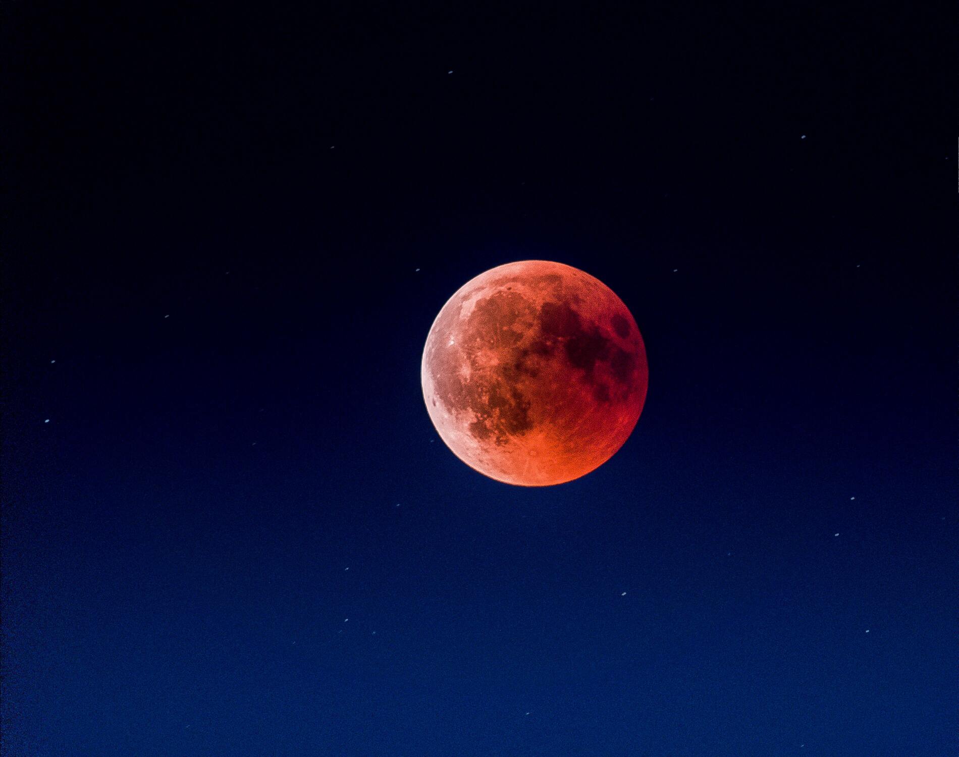 Місяць у тіні Землі