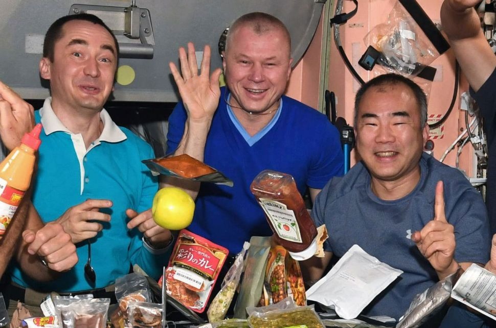 Бутылка томатного кетчупа на МКС