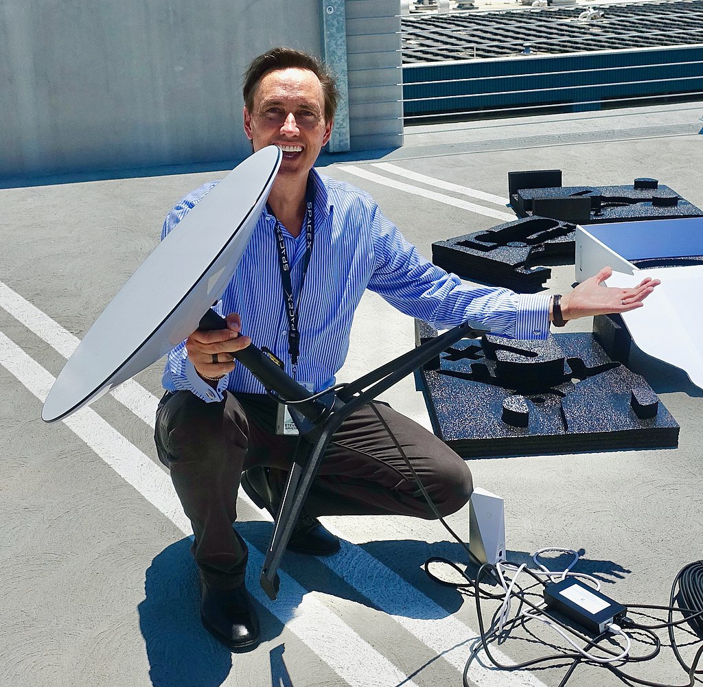 https://dev.universemagazine.com/wp-content/uploads/2021/11/steve_jurvetson_with_starlink_user_terminal.jpg