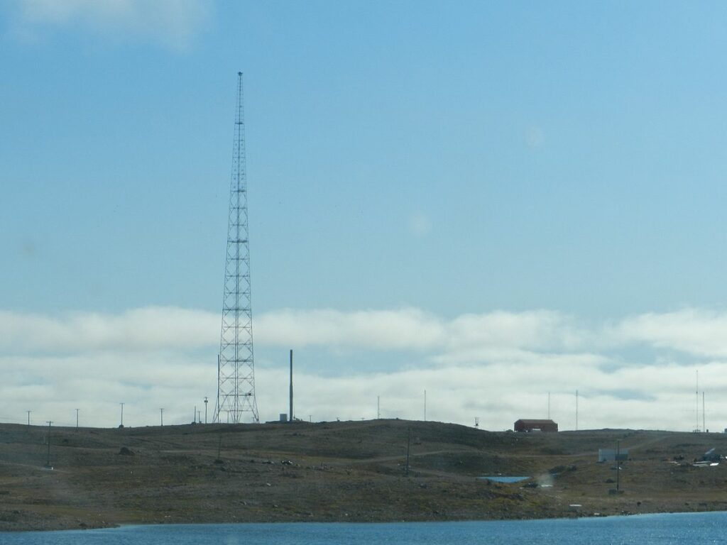 https://dev.universemagazine.com/wp-content/uploads/2021/12/loran_tower_in_cambridge_bay.jpg