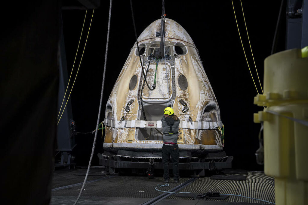 Crew Dragon после ночной посадки, в безопасности которой сомневалось NASA