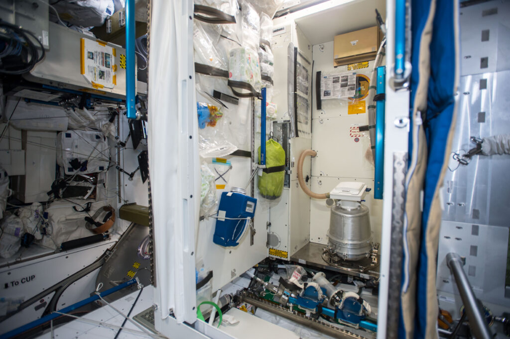 https://dev.universemagazine.com/wp-content/uploads/2022/03/node_3_toilet.jpg