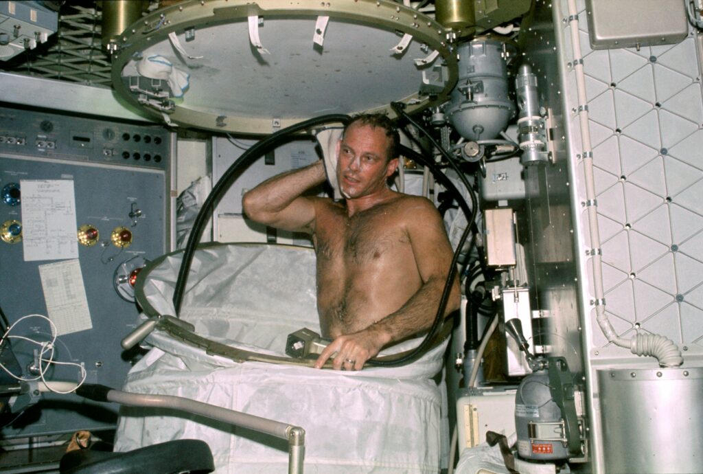 https://dev.universemagazine.com/wp-content/uploads/2022/03/showering_on_skylab_-_gpn-2000-001710.jpg