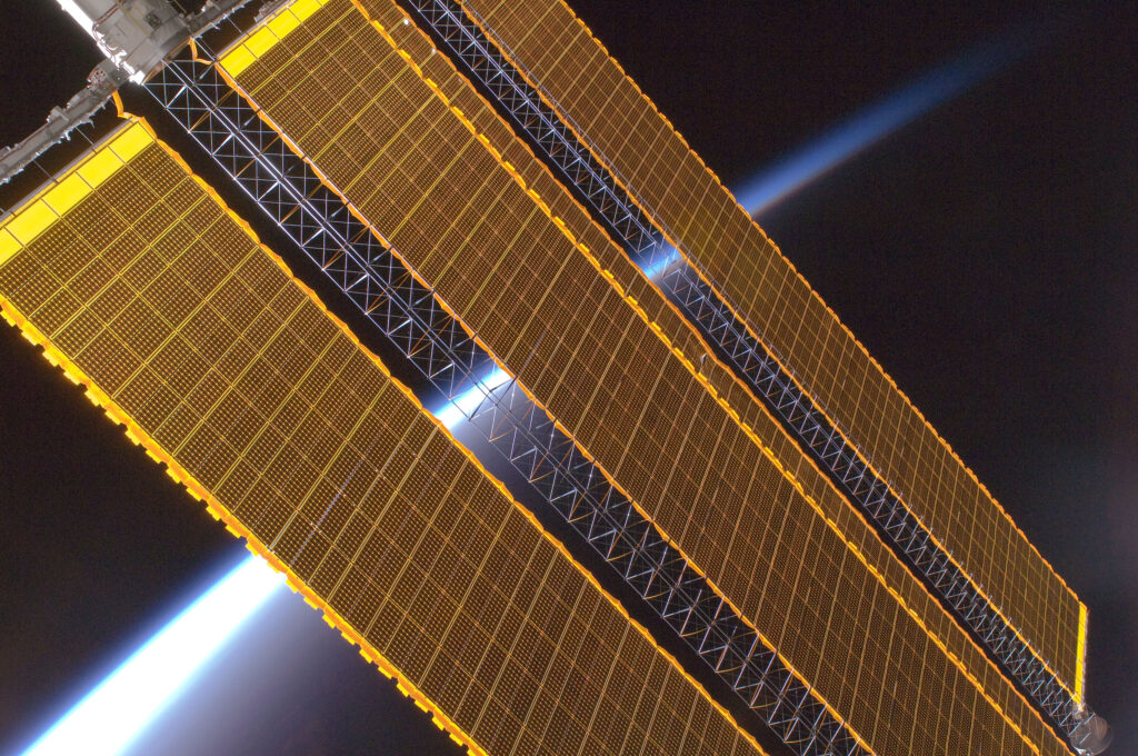 https://dev.universemagazine.com/wp-content/uploads/2022/04/earth_horizon_and_international_space_station_solar_panel_array_expedition_17_crew_august_2008.jpg