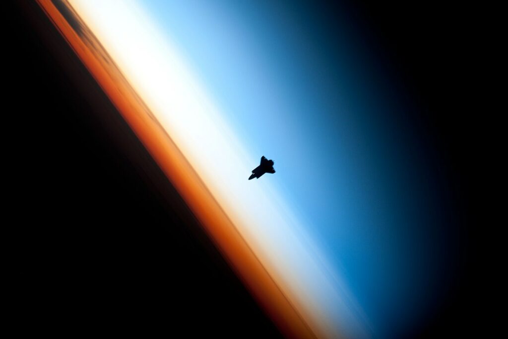 https://dev.universemagazine.com/wp-content/uploads/2022/04/endeavour_silhouette_sts-130.jpg