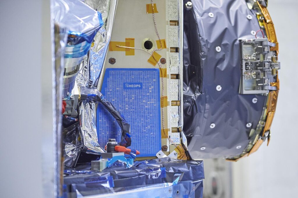 https://dev.universemagazine.com/wp-content/uploads/2022/06/cheops_plaques_unveiled.jpg