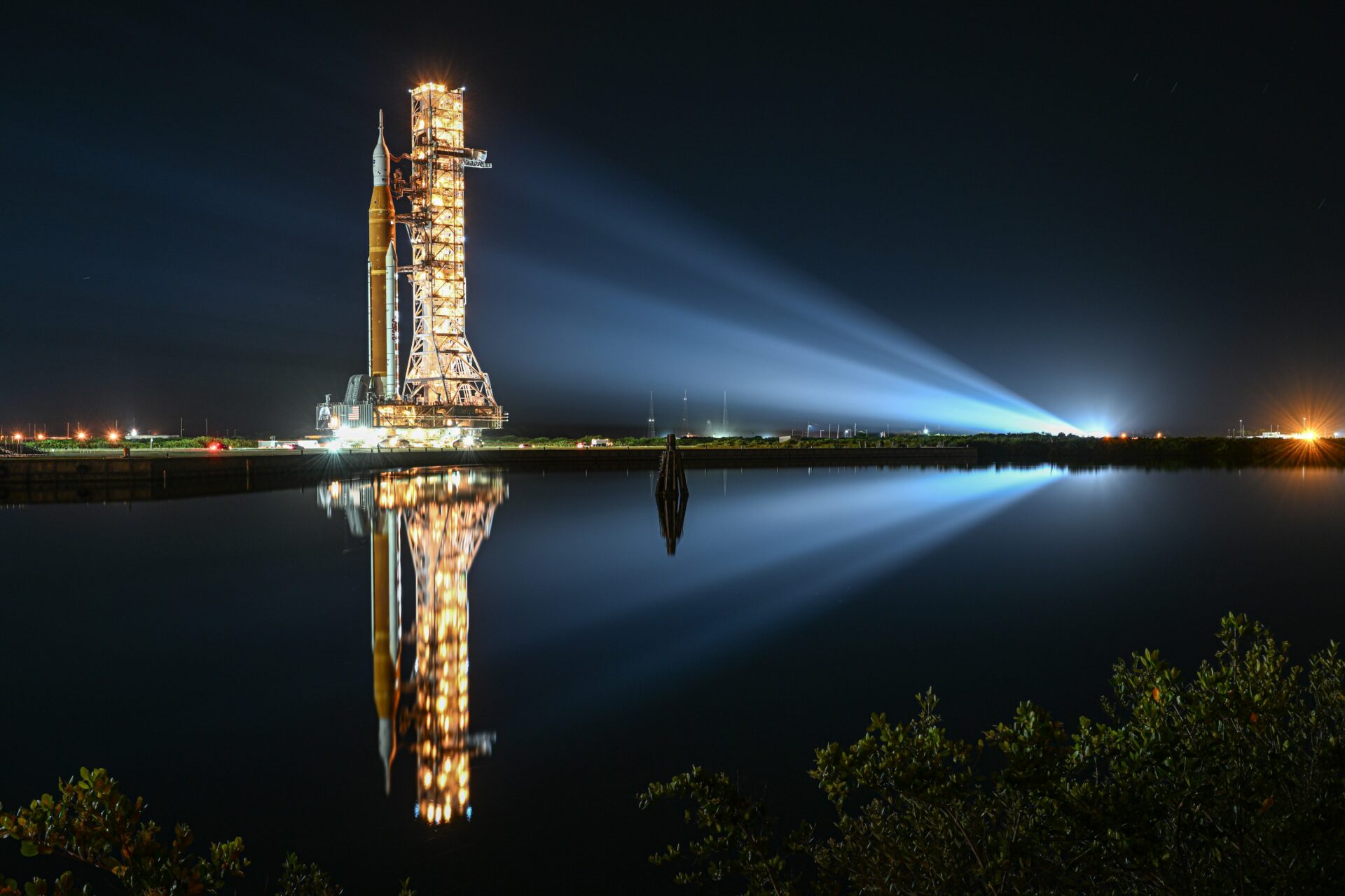 Мобильная пусковая платформа с ракетой SLS
