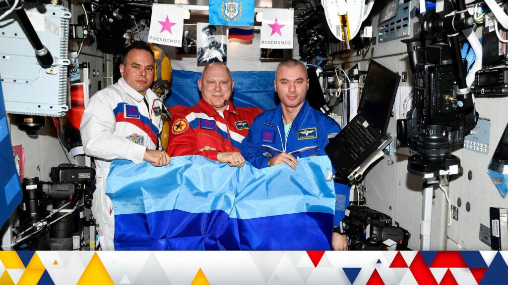 Россияне развернули на мкс флаги &laquo;лугандона&raquo;