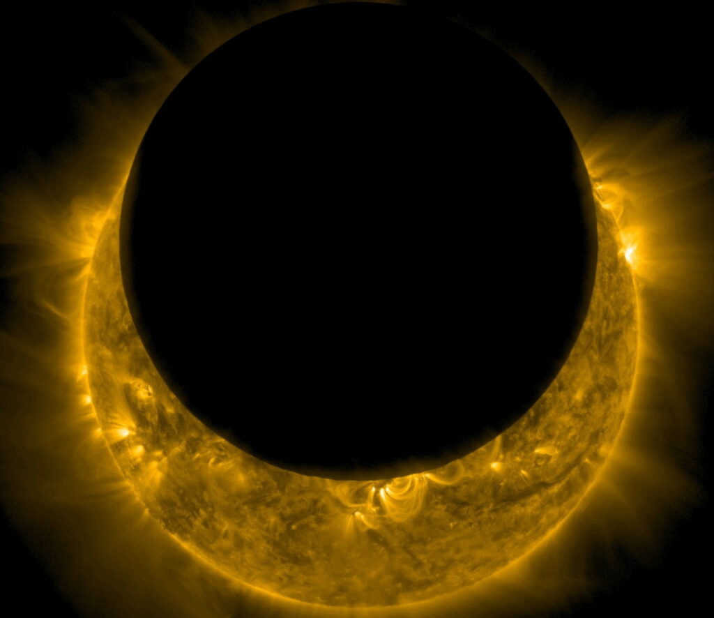 NASA побачила сонячне затемнення із унікальної точки огляду