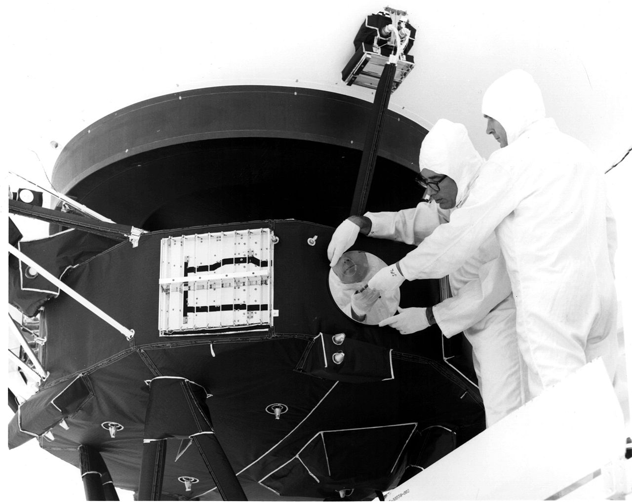https://dev.universemagazine.com/wp-content/uploads/2022/08/1280px-record_is_attached_to_voyager_1.jpg