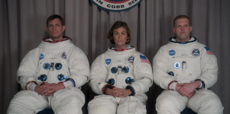 В реальності жодної жінки в екіпажі Apollo не було