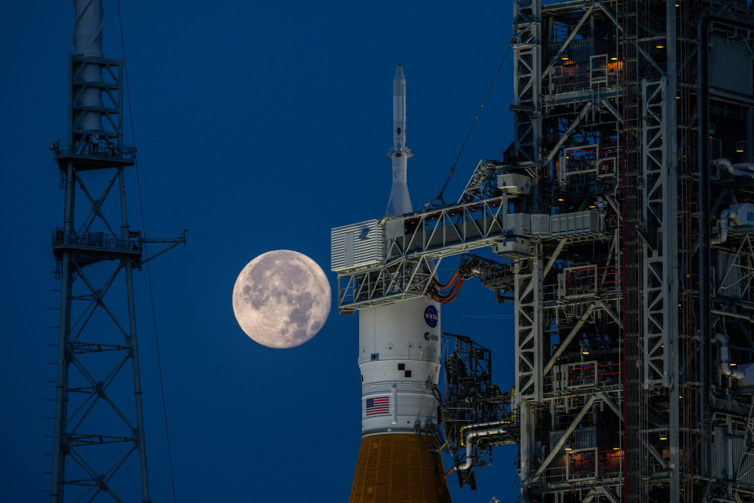 https://dev.universemagazine.com/wp-content/uploads/2022/08/orion_and_moon.jpg