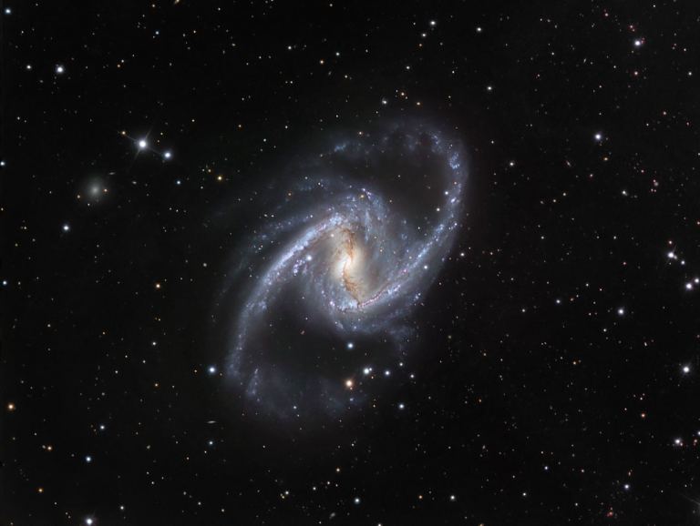 Зображення NGC 1365, яке поєднує спостереження за допомогою 1,5-метрового датського телескопа в обсерваторії ESO La Silla в Чилі