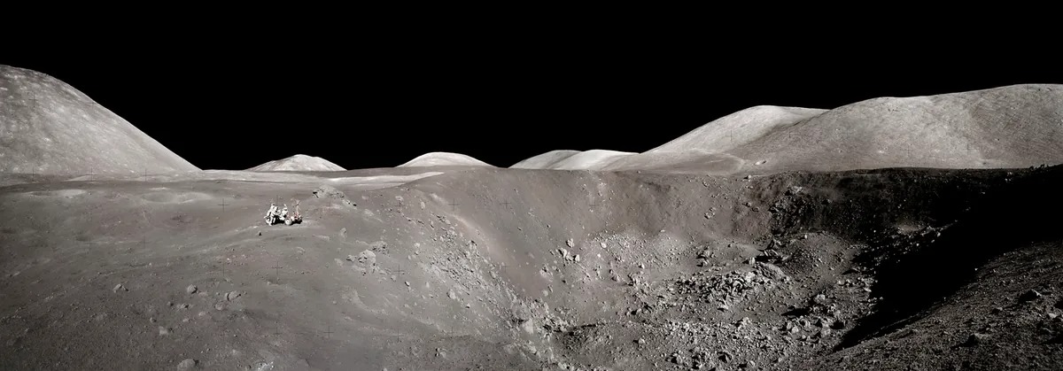 Apollo 17, грудень 1972 р. Джин Сернан фотографує Гаррісона Шмітта, який вдивляється в кратер
