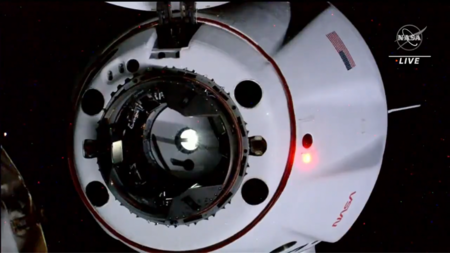 SpaceX Crew Dragon стыкуется с МКС