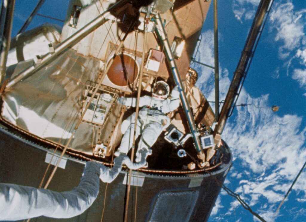 https://dev.universemagazine.com/wp-content/uploads/2022/10/skylab4_-_february_1974_astronaut_edward_gibson.jpg