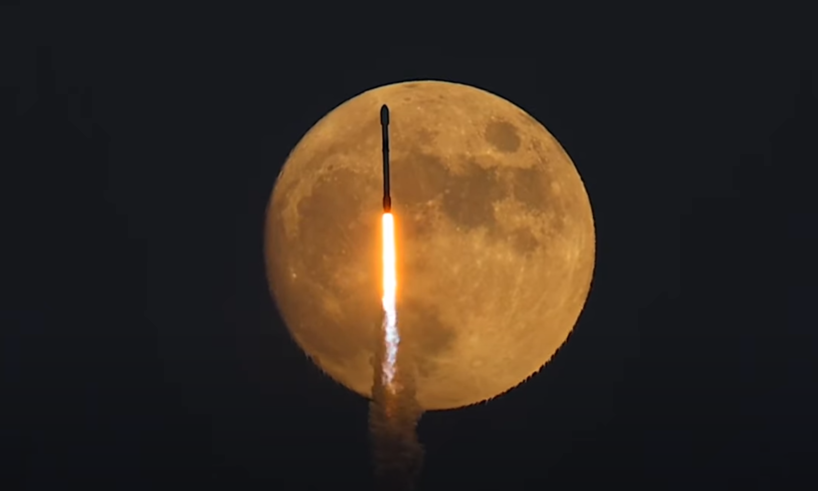 SpaceX Falcon 9 пролетает мимо полной Луны