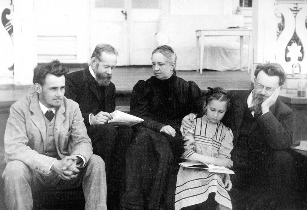 https://dev.universemagazine.com/wp-content/uploads/2022/10/vladimir_vernadsky_with_family_1908.jpg