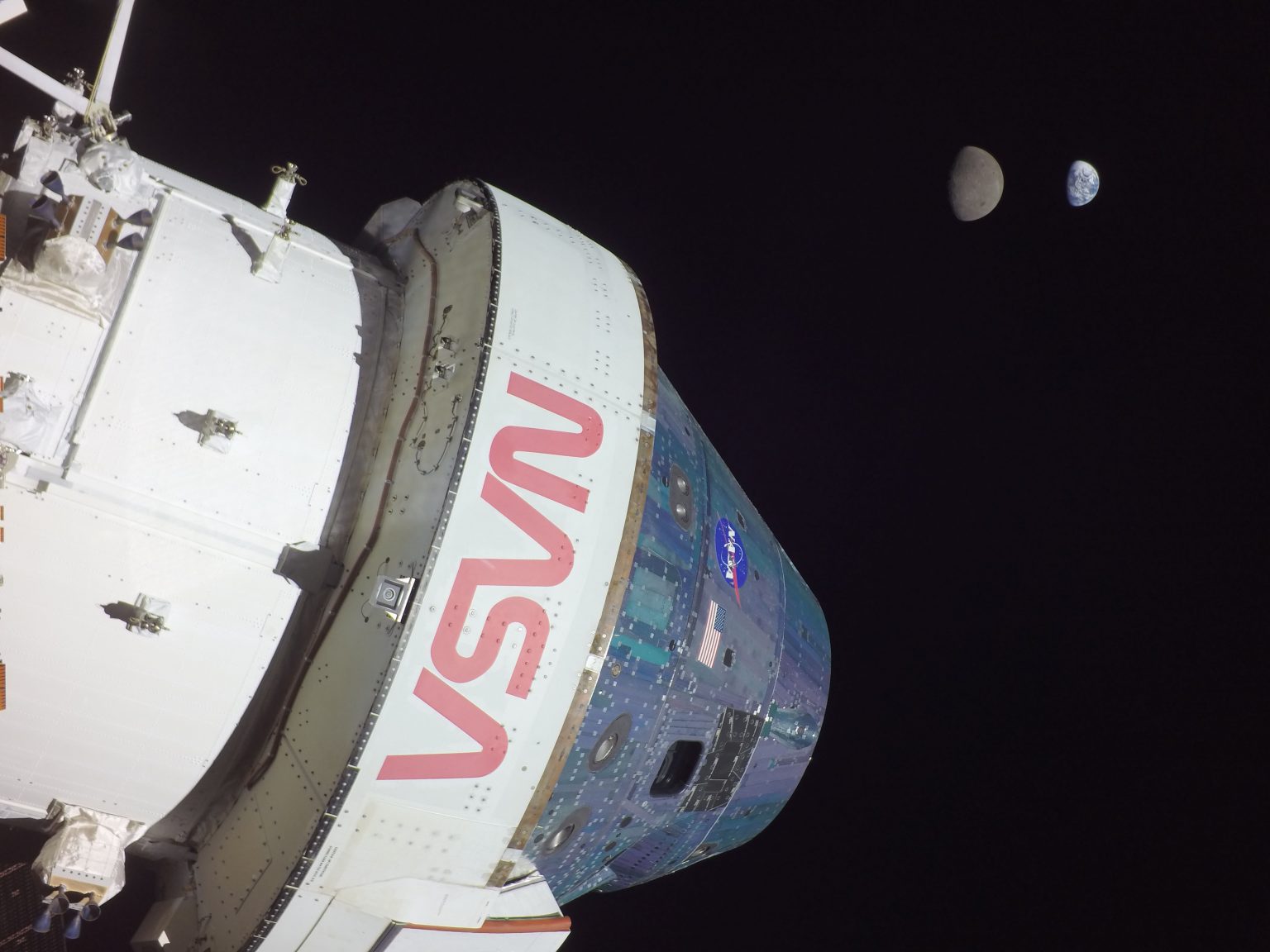 Земля та Місяць, зняті з борту Orion з відстані 435 тисячі км