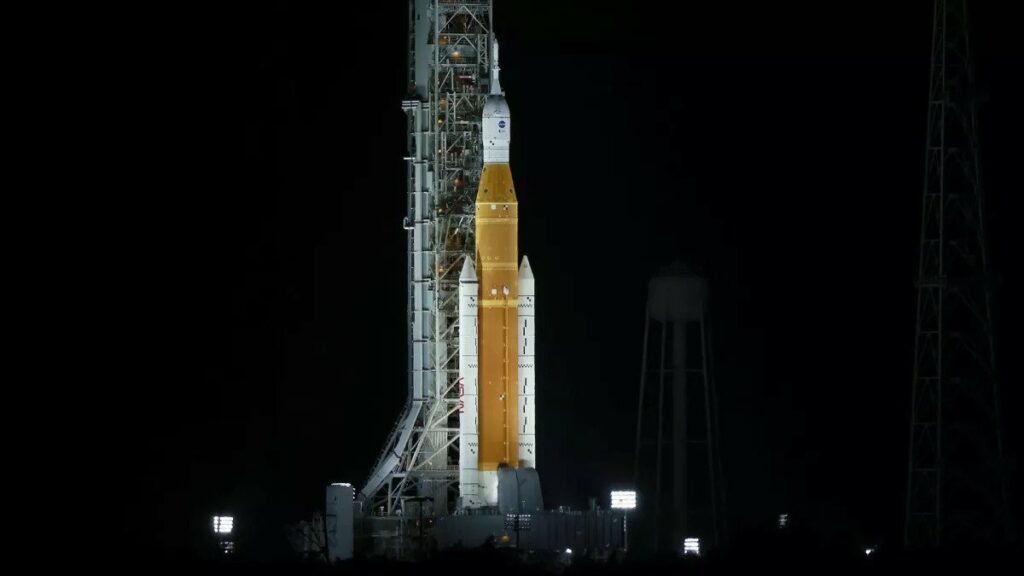 Місячна ракета SLS SLS на стартовому майданчику