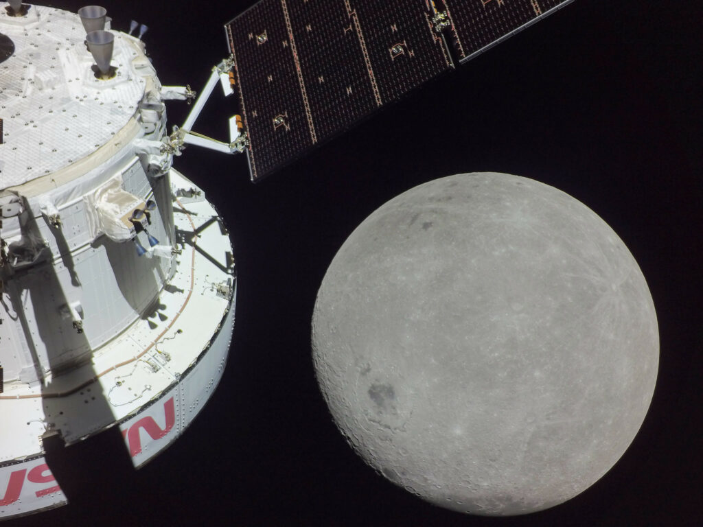 Orion летит на Землю