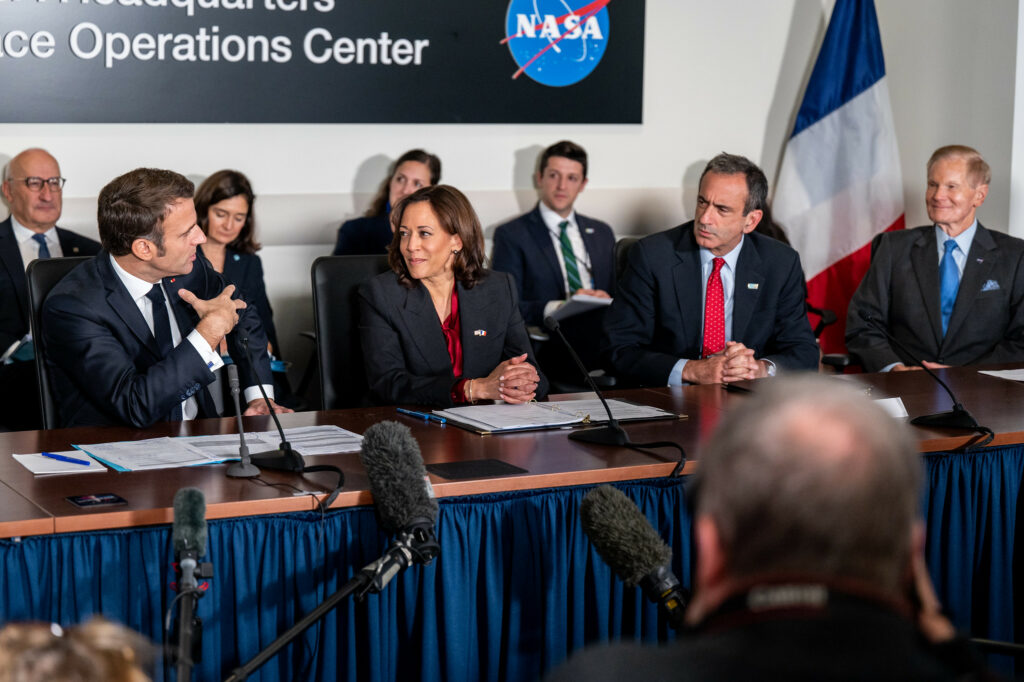 Емануель Макрон у NASA.