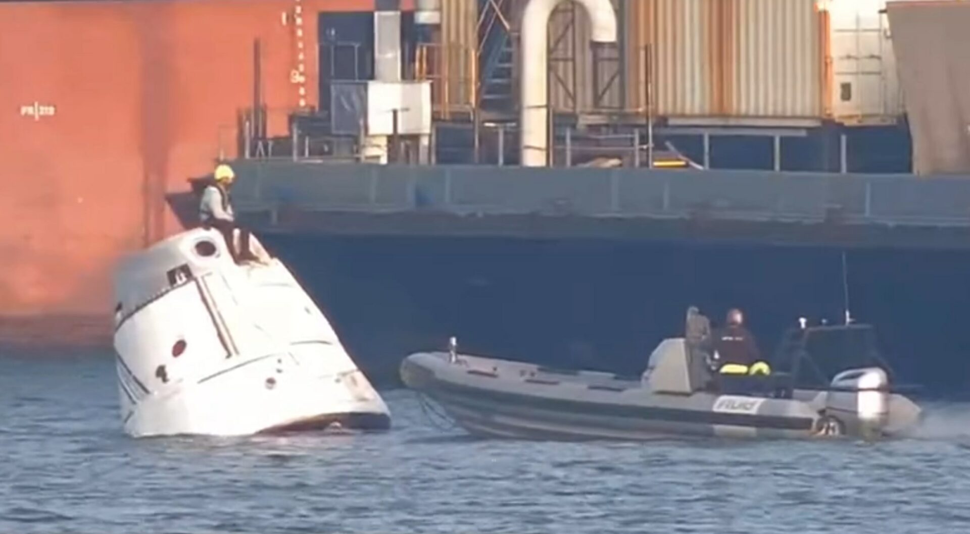 Буксирування SpaceX Dragon по воді з невідомим "жокеєм"