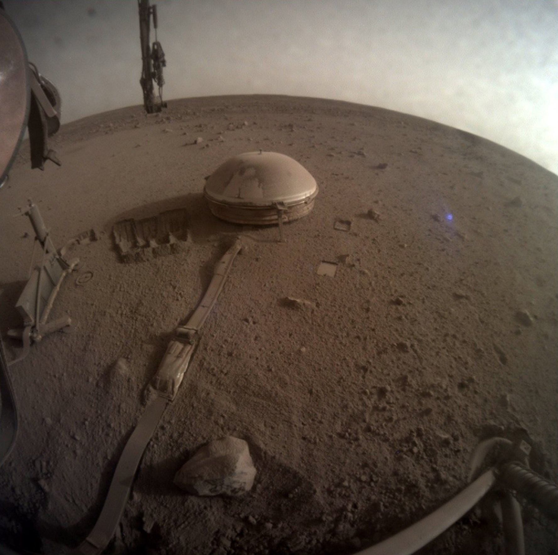 Фотографія Марса, зроблена посадковим модулем NASA InSight Mars 19 грудня 2022 року. Це може бути останнє фото, яке посадковий модуль коли-небудь відправив додому