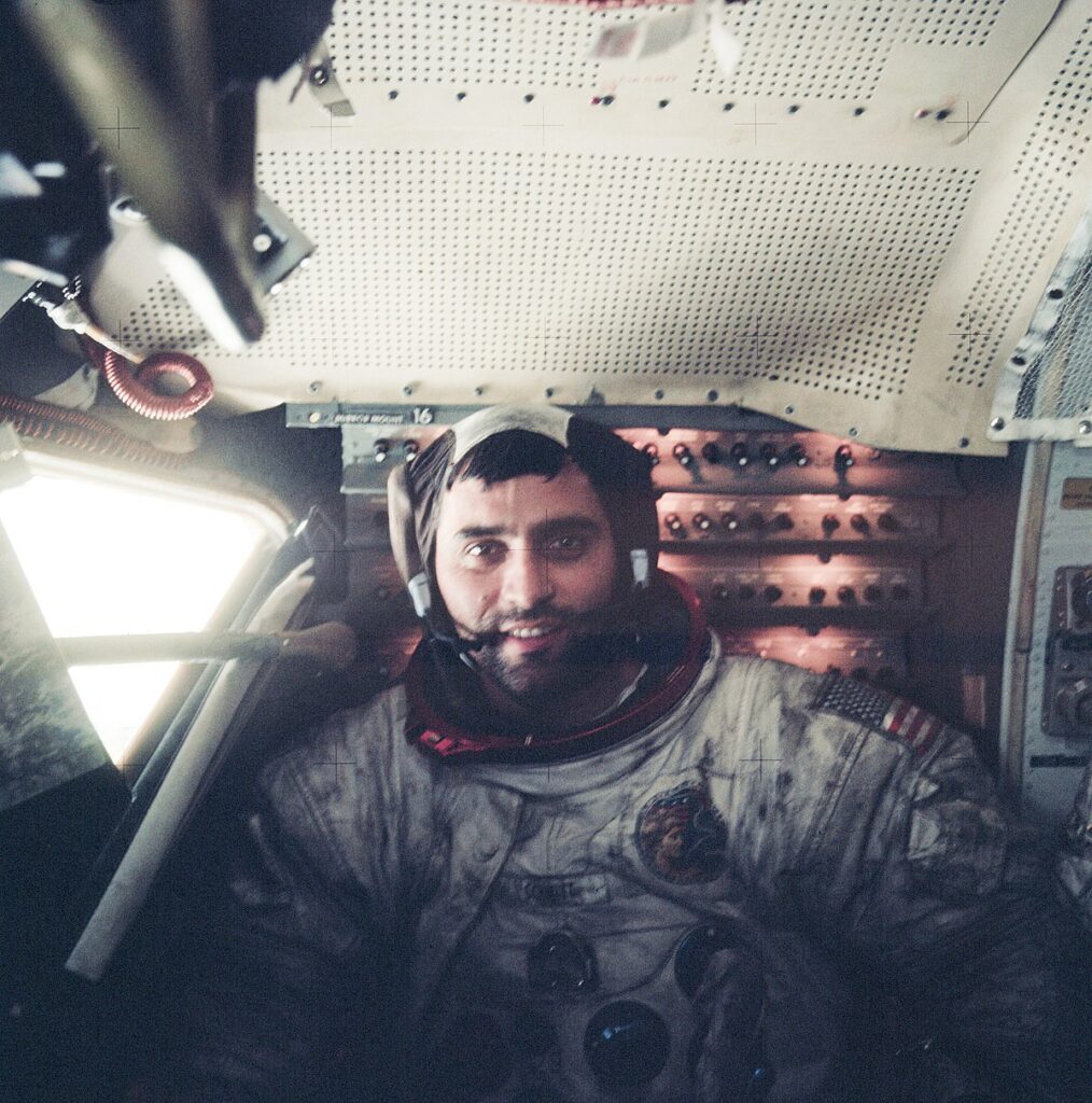 https://dev.universemagazine.com/wp-content/uploads/2022/12/harrison_schmitt_inside_lm_on_surface_apollo_17.jpg