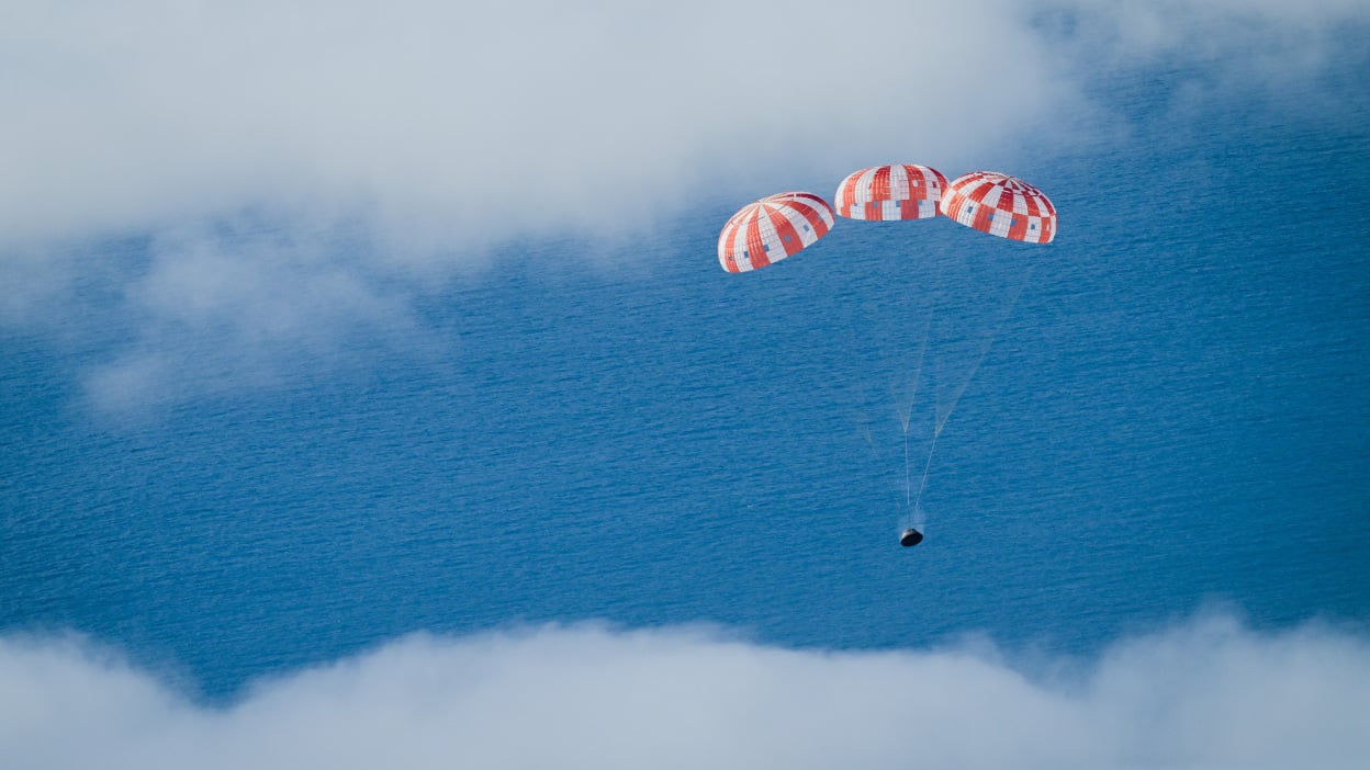 Капсула NASA Orion перед приводненням у Тихому океаі після вдалої місії Artemis I