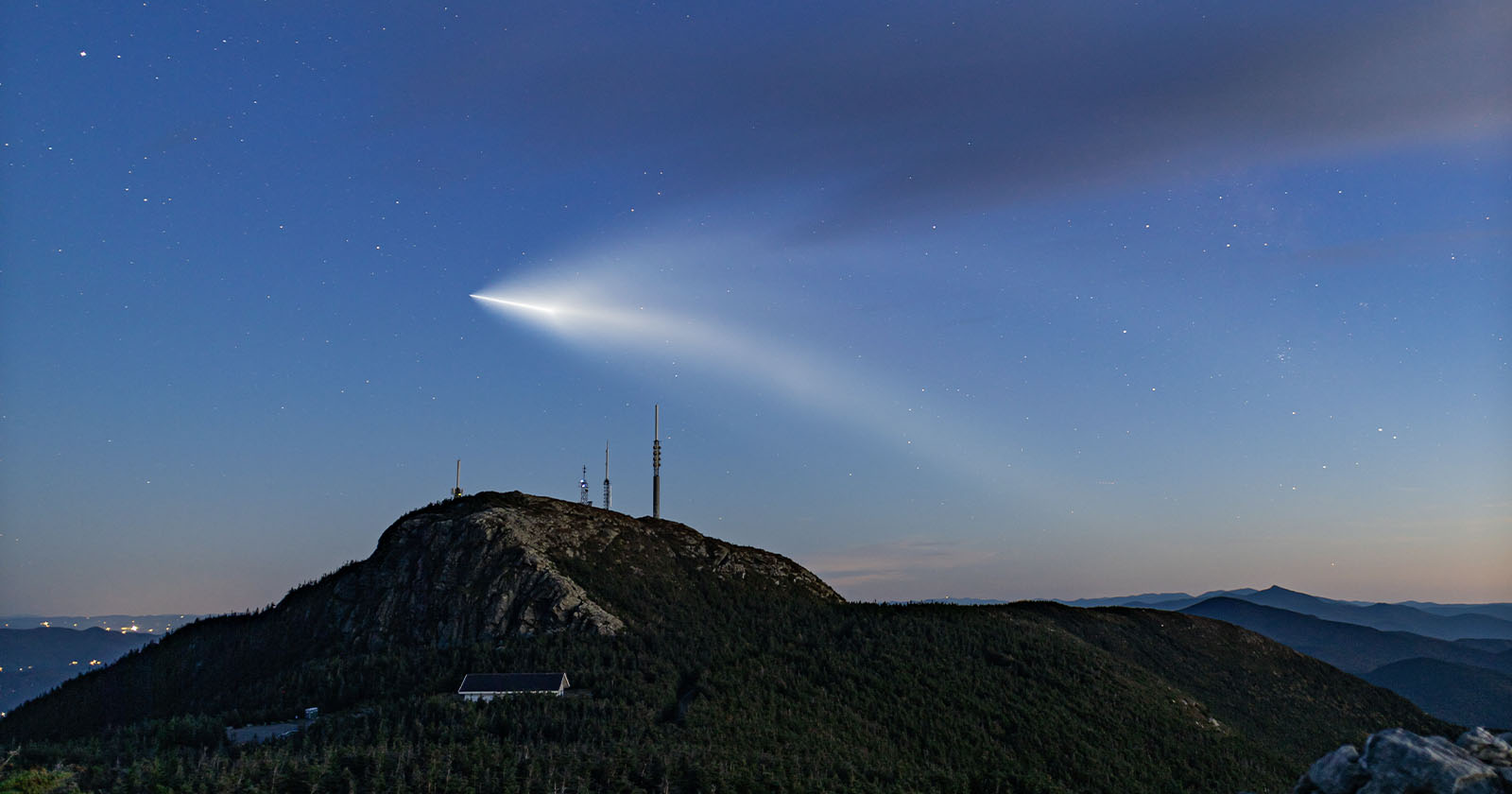 Фотографія польоту ракети SpaceX Falcon 9 на фоні нічного неба