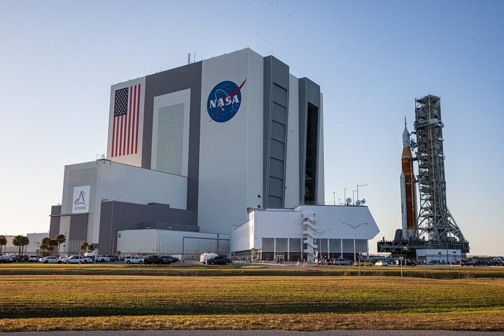 https://dev.universemagazine.com/wp-content/uploads/2022/12/vab_and_sls.jpg