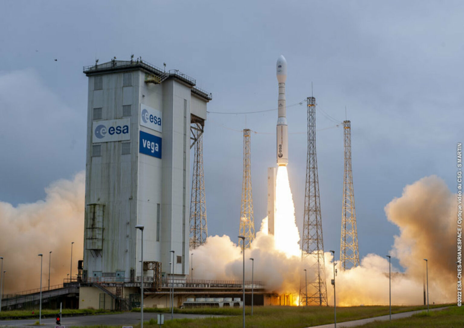 https://dev.universemagazine.com/wp-content/uploads/2022/12/vega_c_vv21_liftoff_13_july_2022_pillars.jpg
