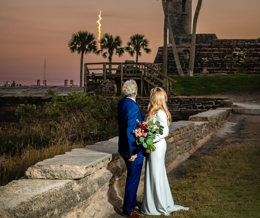 Весільна фотосесія зі стартом SpaceX Falcon 9 на фоні