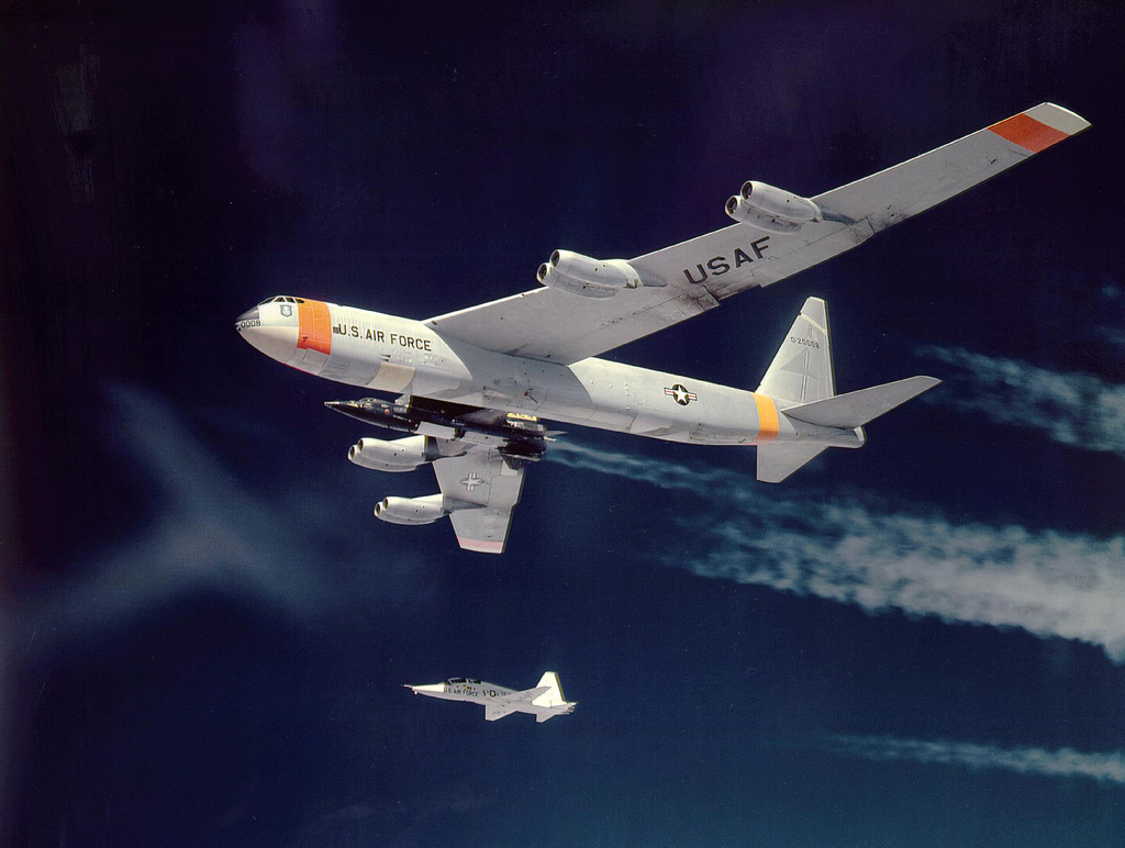 https://dev.universemagazine.com/wp-content/uploads/2022/12/x-15_and_b-52_mother_ship.jpg
