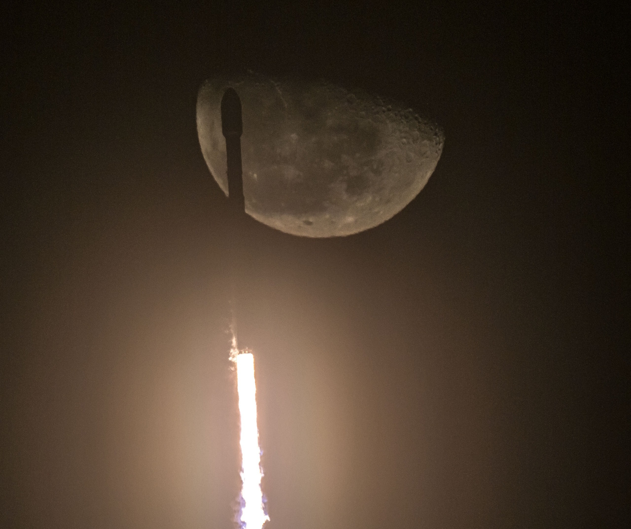 Falcon 9 на фоні Місяця
