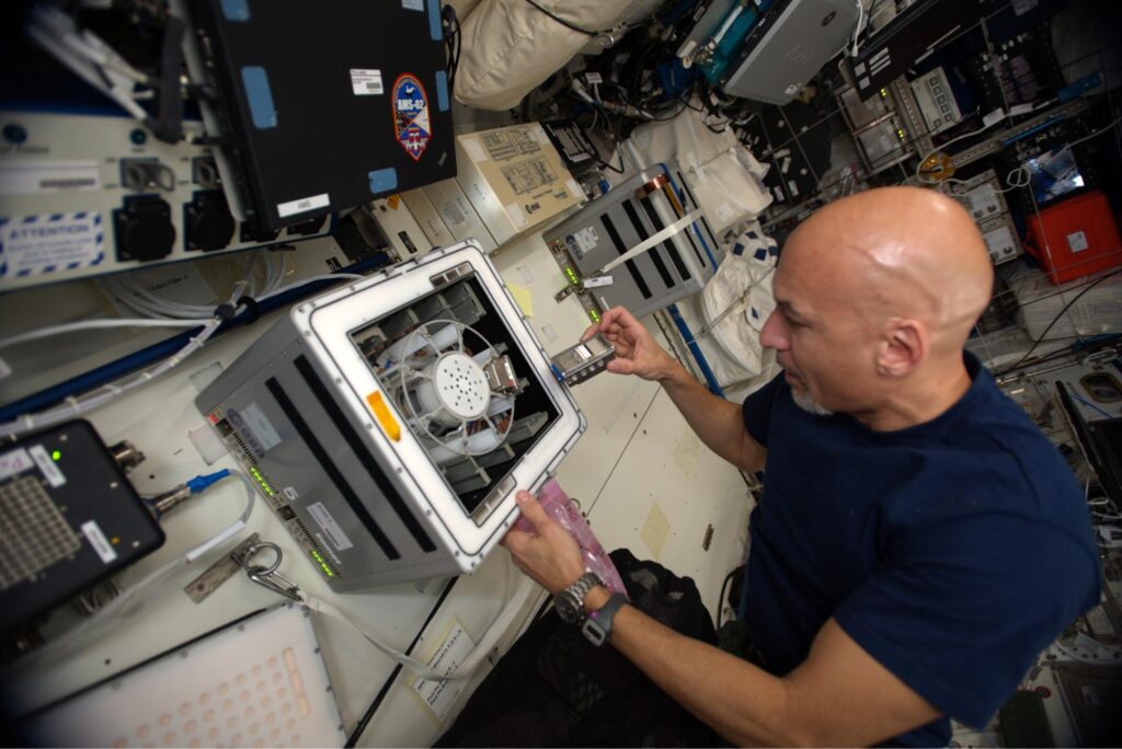 https://dev.universemagazine.com/wp-content/uploads/2023/04/astronaut-luca-parmitano-space-experiment.jpg