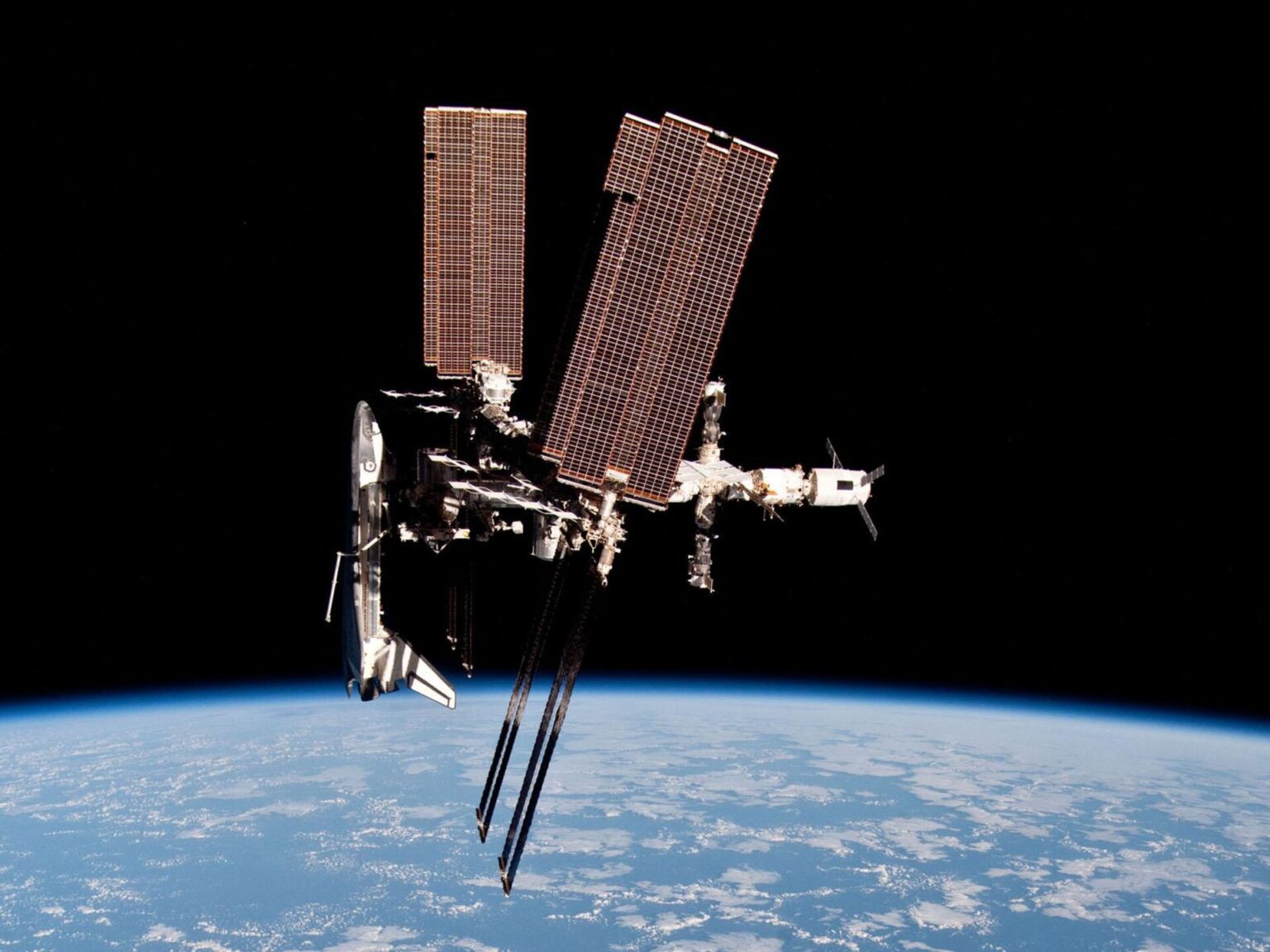 https://dev.universemagazine.com/wp-content/uploads/2023/04/the_international_space_station_with_atv-2_and_endeavour_pillars.jpg