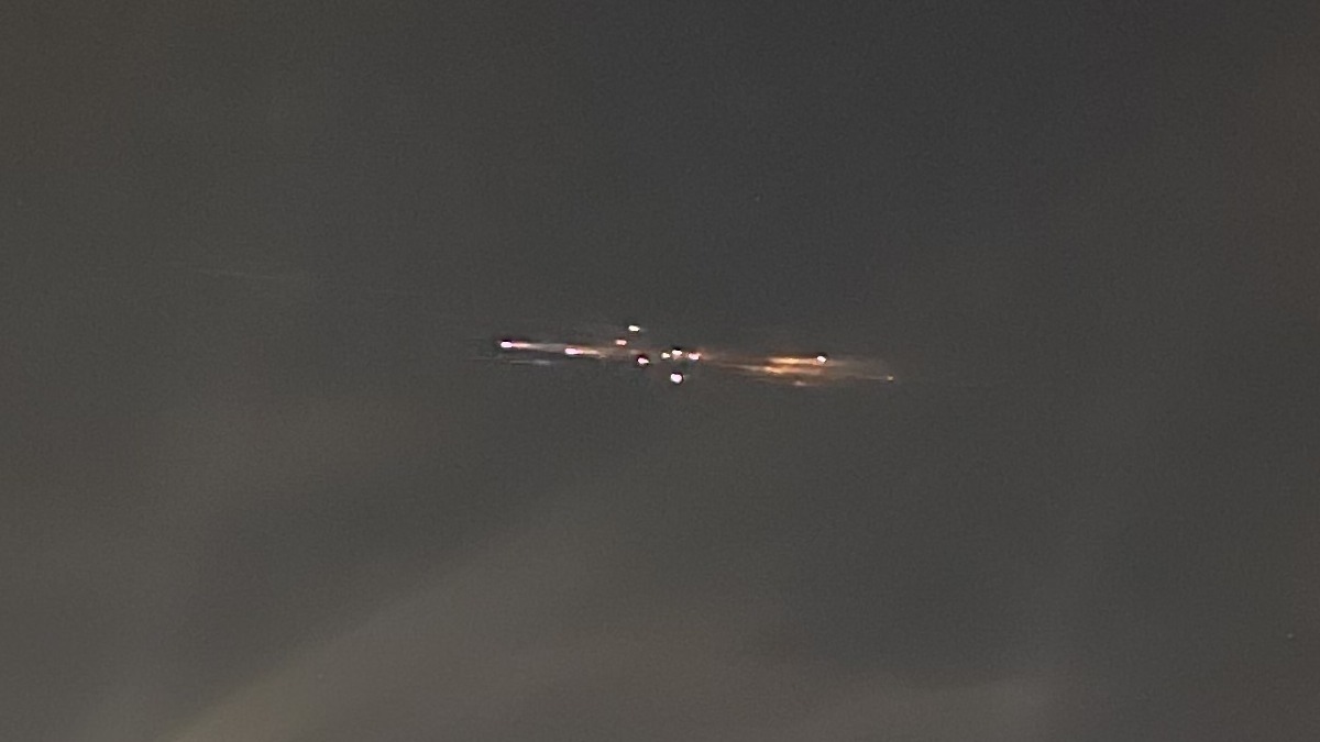 Палаючі залишки SpaceX Dragon у атмосфері Землі