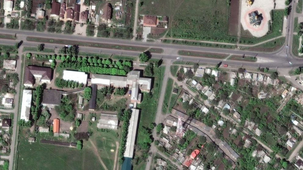 Здания университета и радиовышка в Бахмуте, 8 мая 2022 года