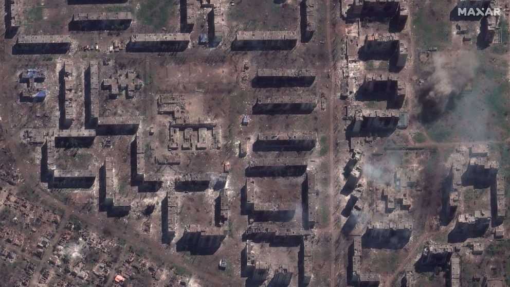 Школа и разрушенные жилые дома в Бахмуте, 15 мая 2023 года
