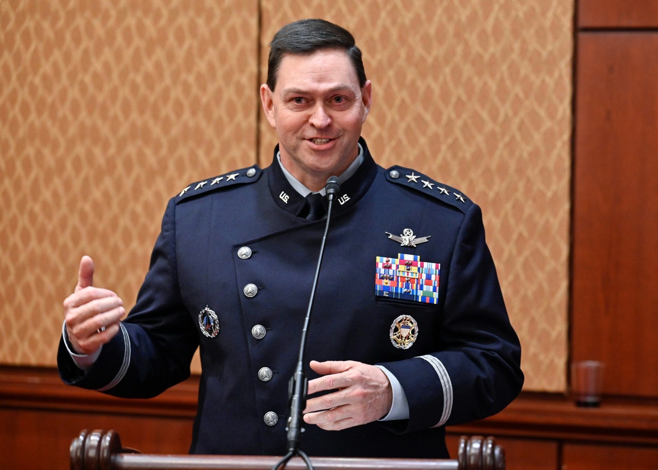 Очільник Космічних сил Ченс Зальцман