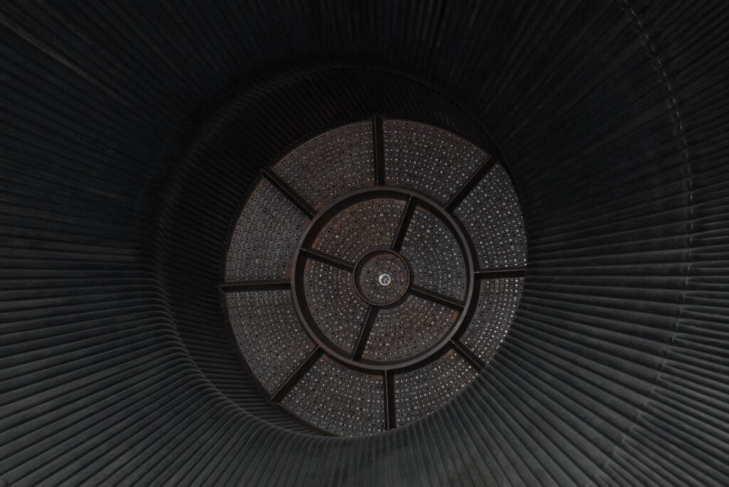 https://dev.universemagazine.com/wp-content/uploads/2023/05/saturnv_f1_engine_01-scaled.jpg