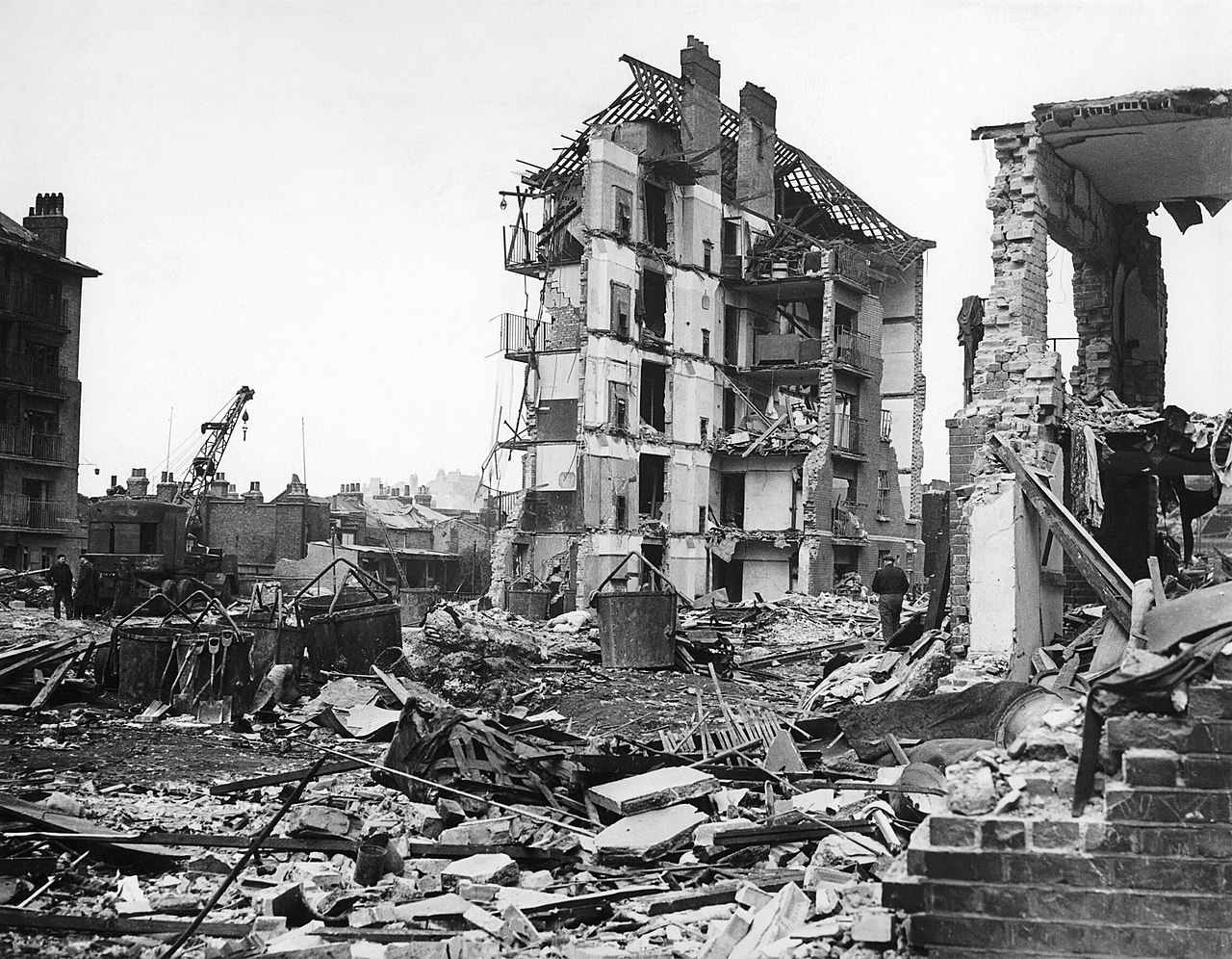 https://dev.universemagazine.com/wp-content/uploads/2023/06/1280px-damage_caused_by_v2_rocket_attacks_in_britain_1945_hu88803.jpg