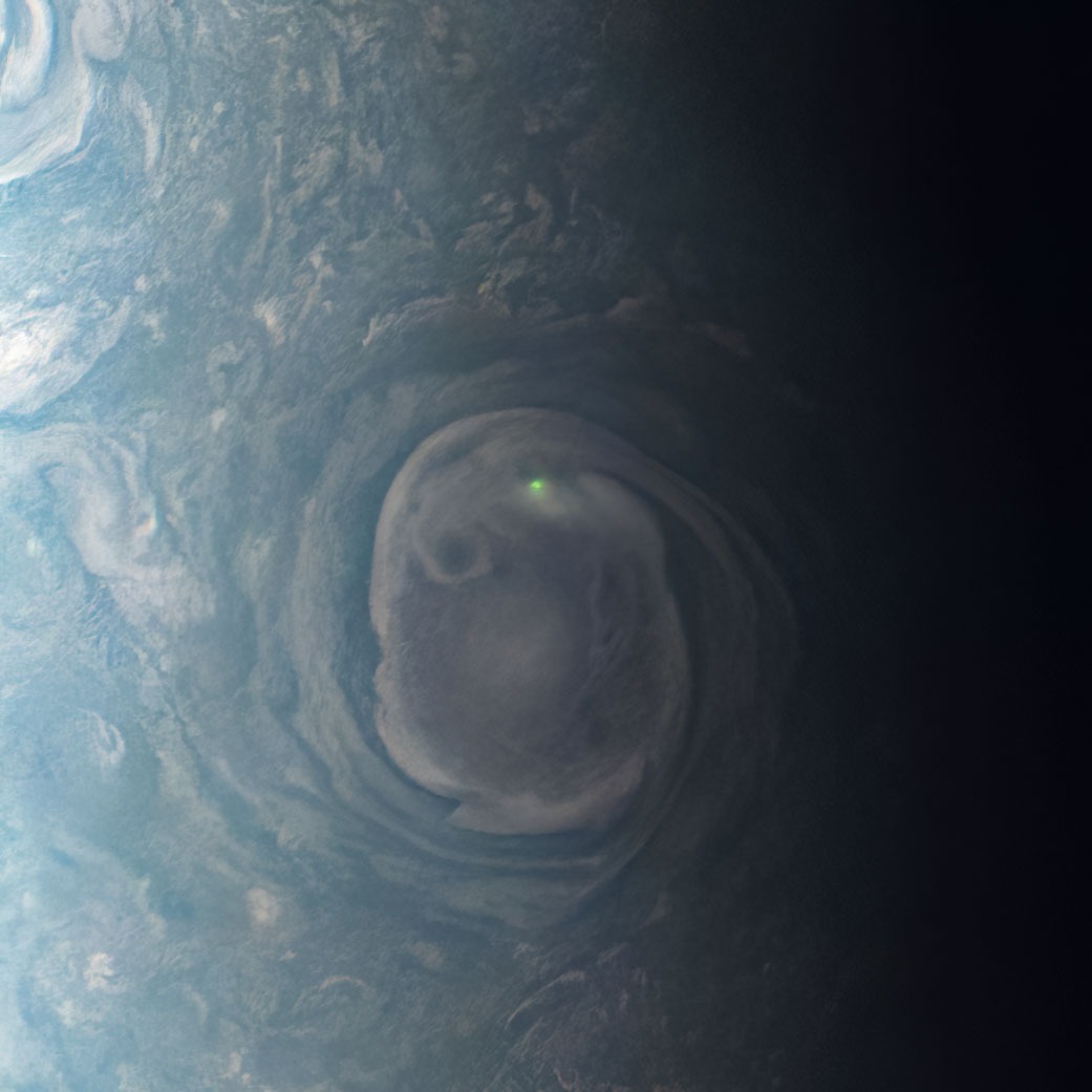 Космічний апарат NASA Juno зняв цей вид на удар блискавки в хмари біля північного полюса Юпітера