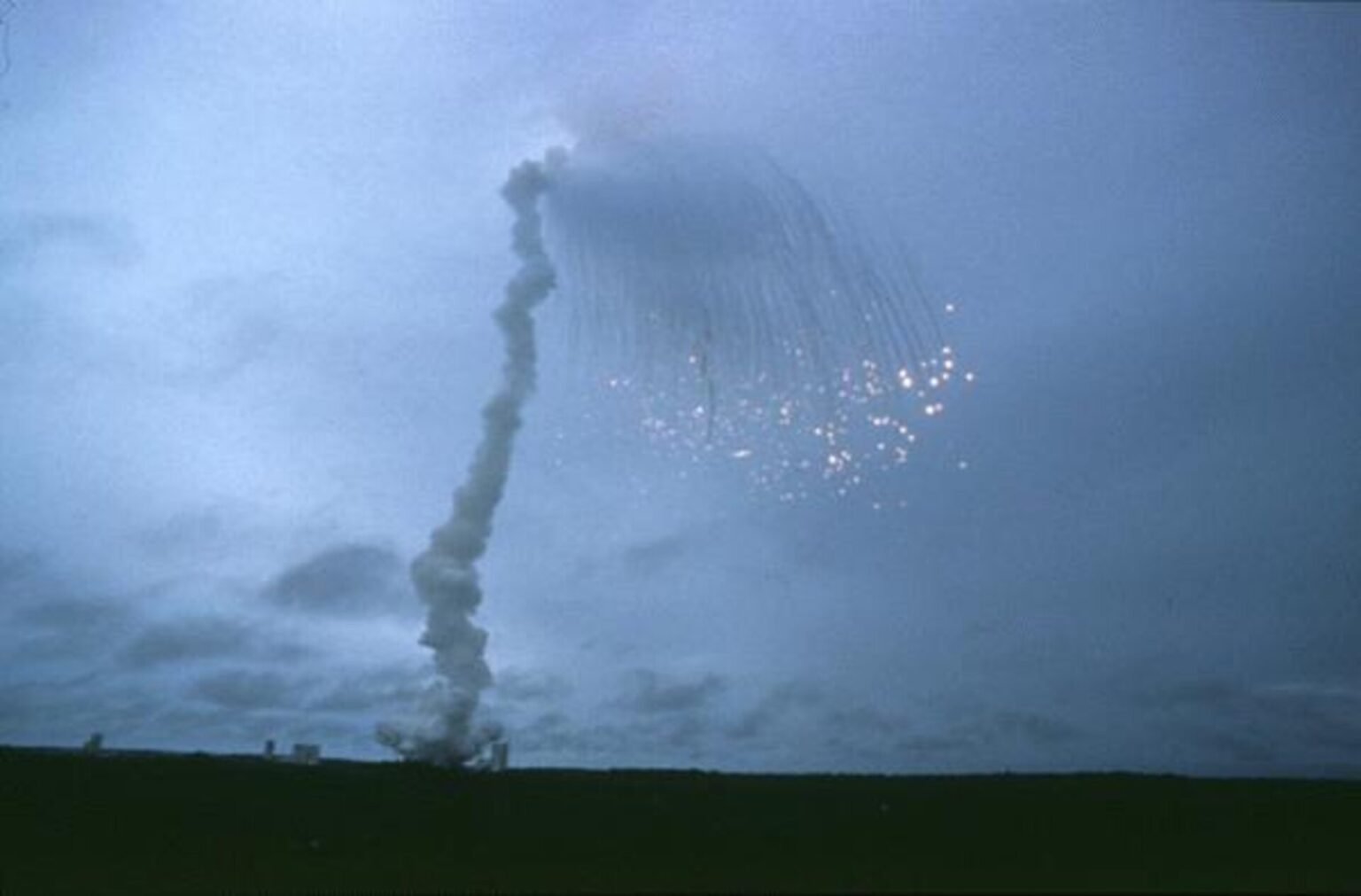 https://dev.universemagazine.com/wp-content/uploads/2023/08/explosion_of_first_ariane_5_flight_june_4_1996_pillars.jpg