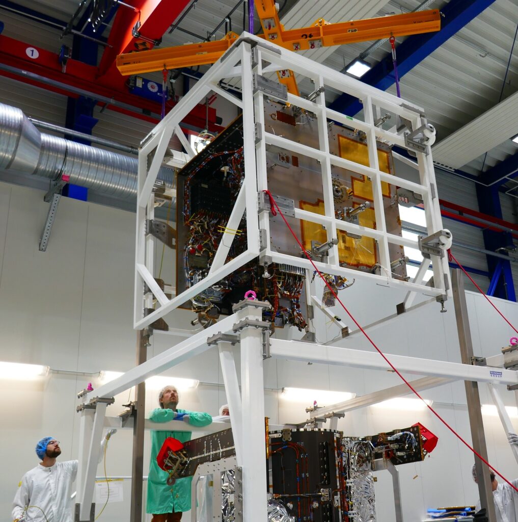 https://dev.universemagazine.com/wp-content/uploads/2023/08/hera_s_core_module_lowered_onto_propulsion_module_pillars.jpg