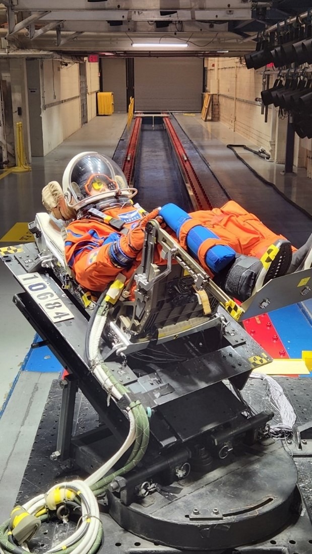 Манекен сидит в кресле Orion