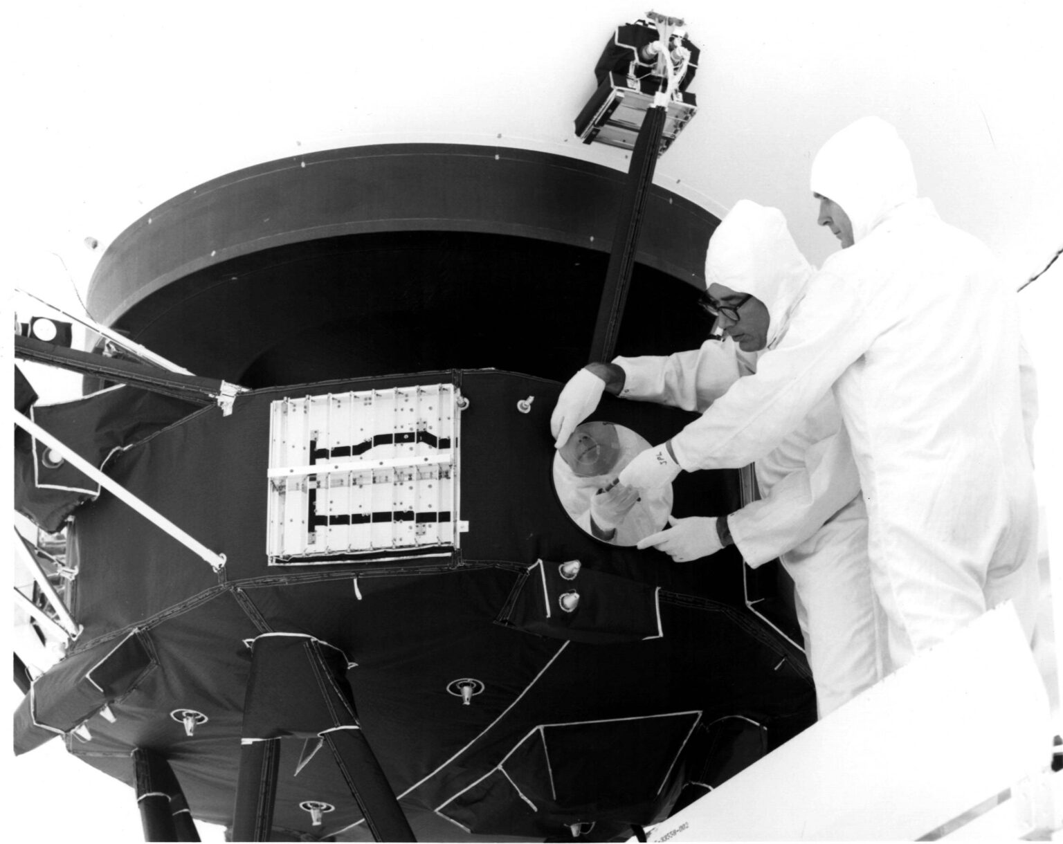 https://dev.universemagazine.com/wp-content/uploads/2023/09/record_is_attached_to_voyager_1.jpg